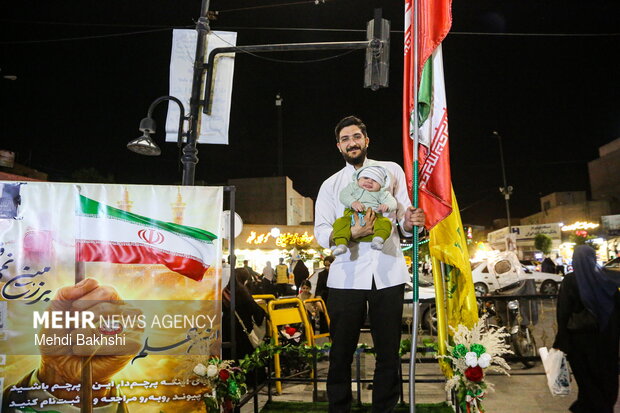 این پرچم زمین نمی افتد