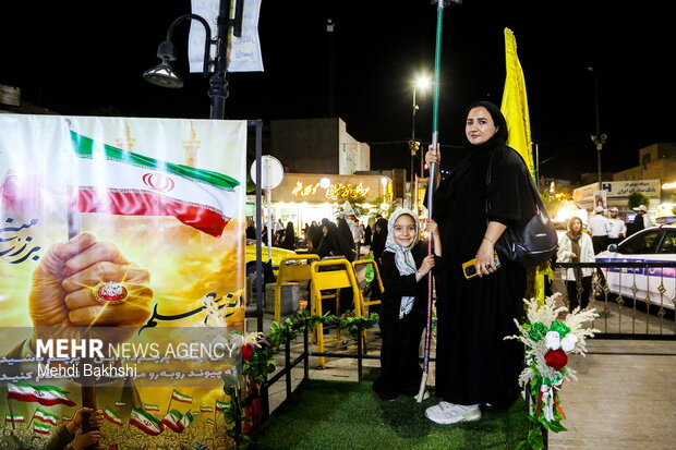 این پرچم زمین نمی افتد