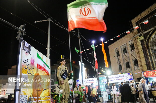 این پرچم زمین نمی افتد
