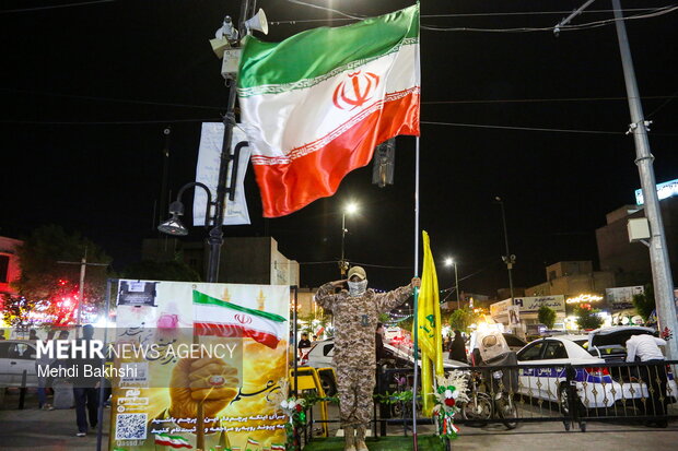 این پرچم زمین نمی افتد