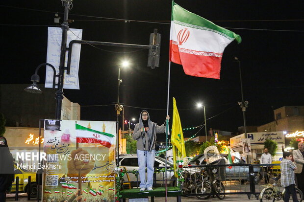 این پرچم زمین نمی افتد