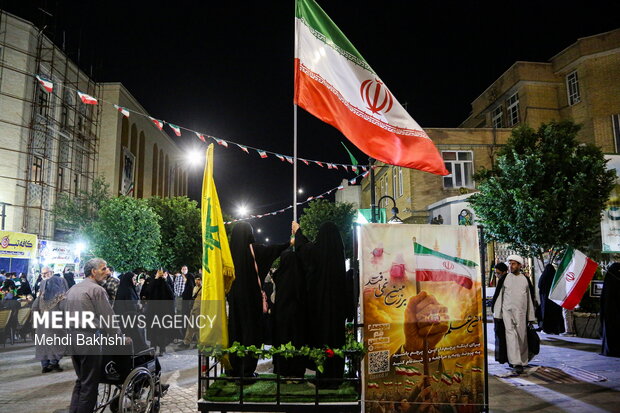 این پرچم زمین نمی افتد