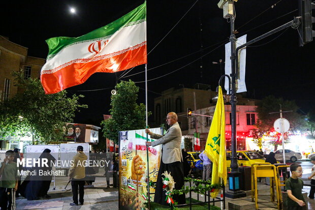 این پرچم زمین نمی افتد
