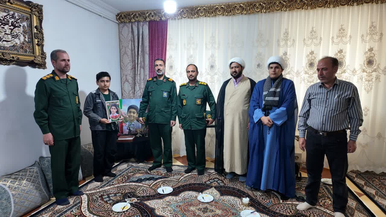 عمومهدی: شهدای نوجوان چراغ راه نسل جدید هستند