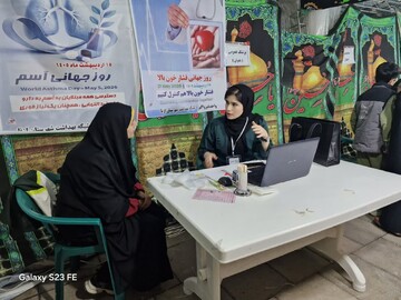 ویزیت رایگان با حضور پزشکان متخصص در حاشیه تجمع شبانه مردم ازنا