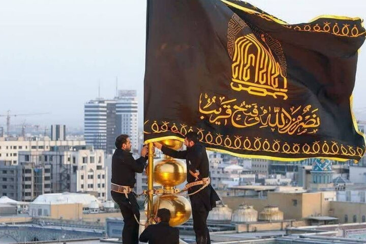پرچم گنبد امام رضا(ع) در روز زیارتی مخصوص آن حضرت سیاه‌پوش شد