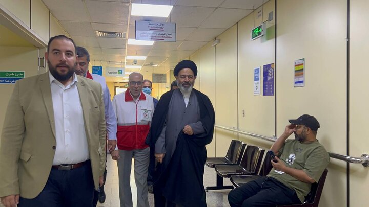 عیادت سرپرست حجاج ایرانی از زائران بستری در بیمارستان مدینه