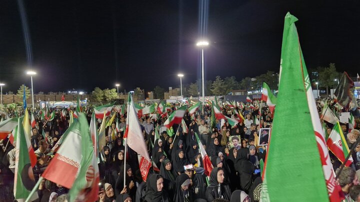 حضور مردم خستگی‌ناپذیرِ «زاهدان» در شب هفتاد و یکم