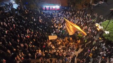 سنگ تمام مردم قرچک در میدان امام خمینی (ره)