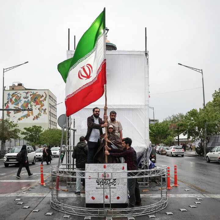 پرچمی که تاریخ را لمس کرد: لحظهای از ایستادگی ملت