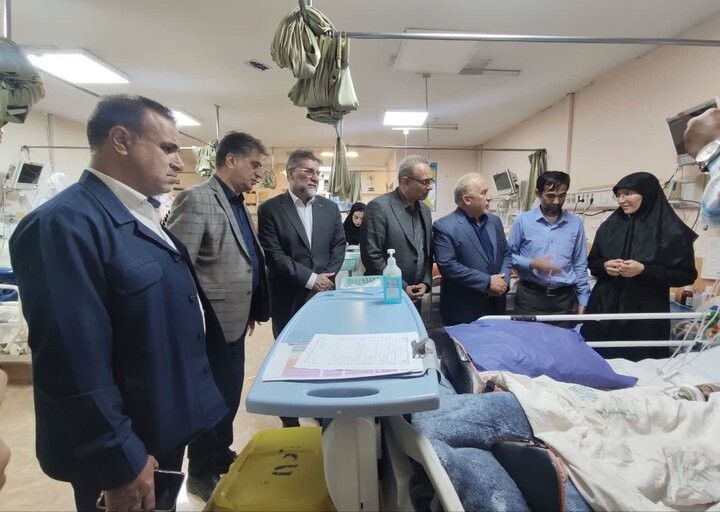مسئولان بنیاد شهید لرستان از دانش‌آموز مجروح جنگ رمضان عیادت کردند