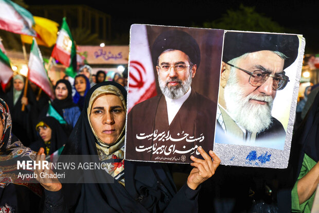 Night rally on Kish Island backs Iran's Leader