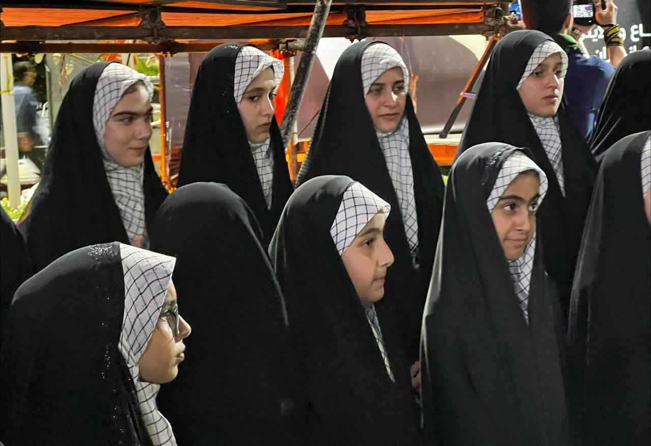 اجرای سرود توسط دانش آموزان فومنی در تجمع شبانه