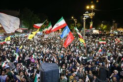 هفتاد شب حضور در میدان «شهید»؛ از پزشک فوق‌تخصص تا مادر داغدار