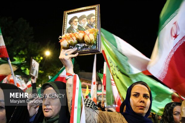 هفتاد شب حضور در میدان «شهید» بجنورد؛ از پزشک فوقتخصص تا مادر داغدار