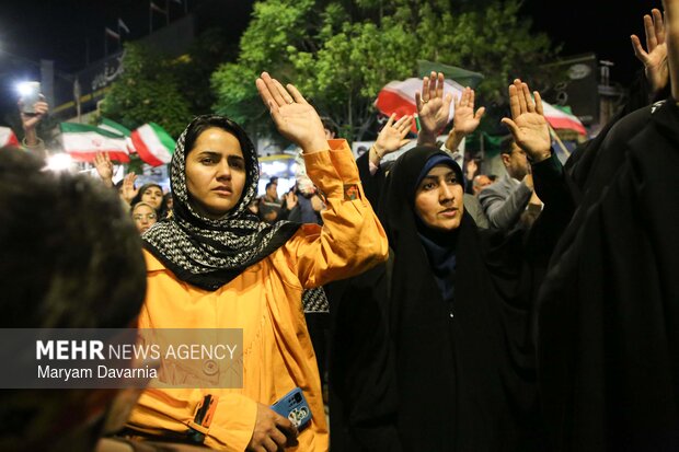 هفتاد شب حضور در میدان «شهید» بجنورد؛ از پزشک فوقتخصص تا مادر داغدار