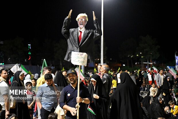 Birjand people rally in support of Iran