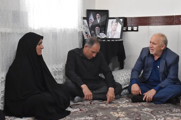 مسئولان بنیاد شهید لرستان با خانواده شهید «امیرحسین عزیزی» دیدار کردند