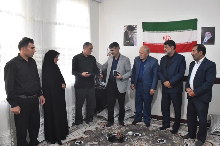 مسئولان بنیاد شهید لرستان با خانواده شهید «امیرحسین عزیزی» دیدار کردند