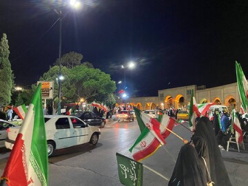 شب هفتاد و سوم پرچم داری مردم در میدان شهدا کرمان