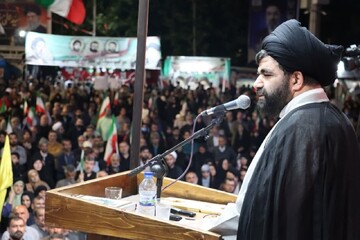 اجتماعات شبانه فریاد «مرگ بر آمریکا» را به جهان مخابره می کند