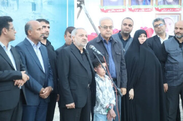 بوسه وزیر آموزش و پرورش بر پیشانی دانش آموز مجروح مدرسه شجره طیبه