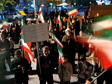 مردم همدان با همان صلابت روز نخست  در خیابان‌ها ایستاده اند