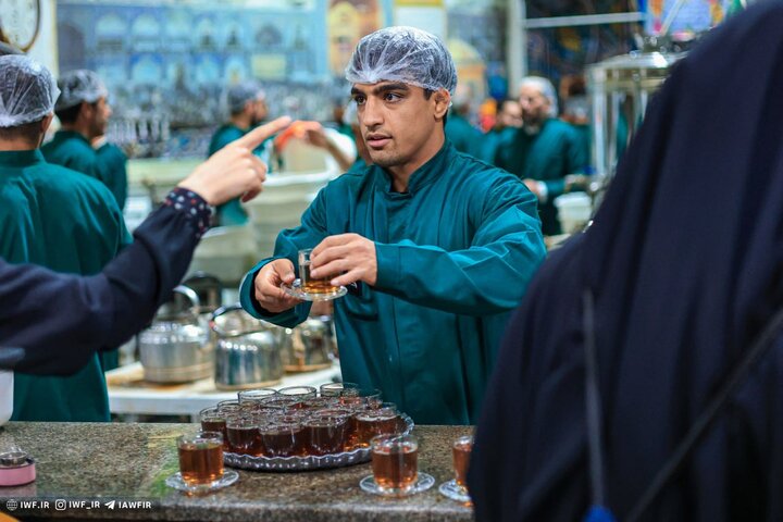 کشتیگیران خادم چایخانه امام رضا (ع) شدند + تصاویر