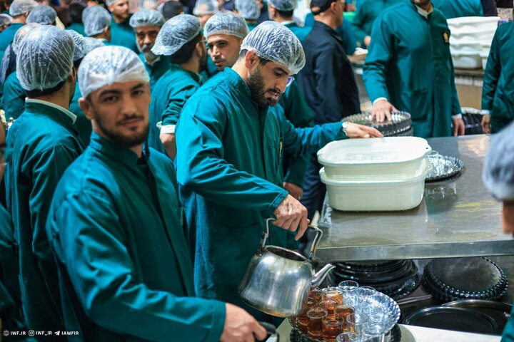 کشتی‌گیران خادم چایخانه امام رضا (ع) شدند + تصاویر