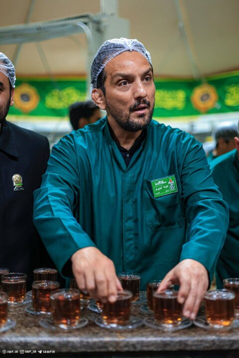 کشتیگیران خادم چایخانه امام رضا (ع) شدند + تصاویر