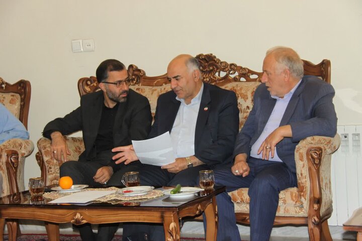 مسئولان بروجرد با خانواده شهدای جنگ رمضان دیدار کردند