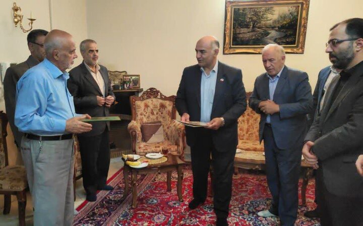 مسئولان بروجرد با خانواده شهدای جنگ رمضان دیدار کردند