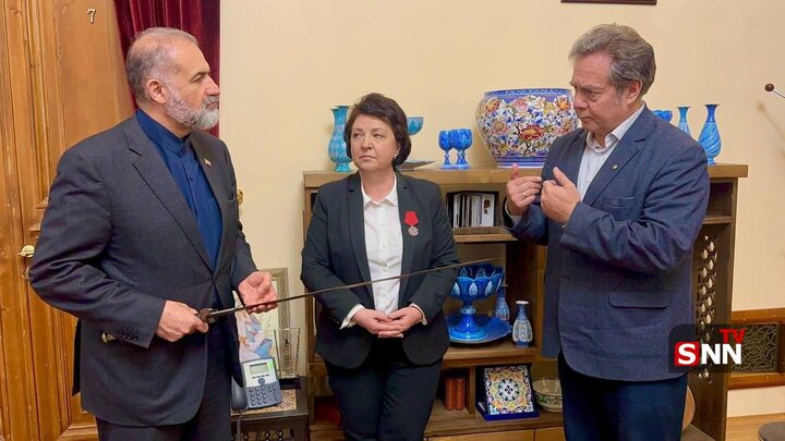 Rusya’da İran Büyükelçisine “direniş” kılıcı hediye edildi(+foto)