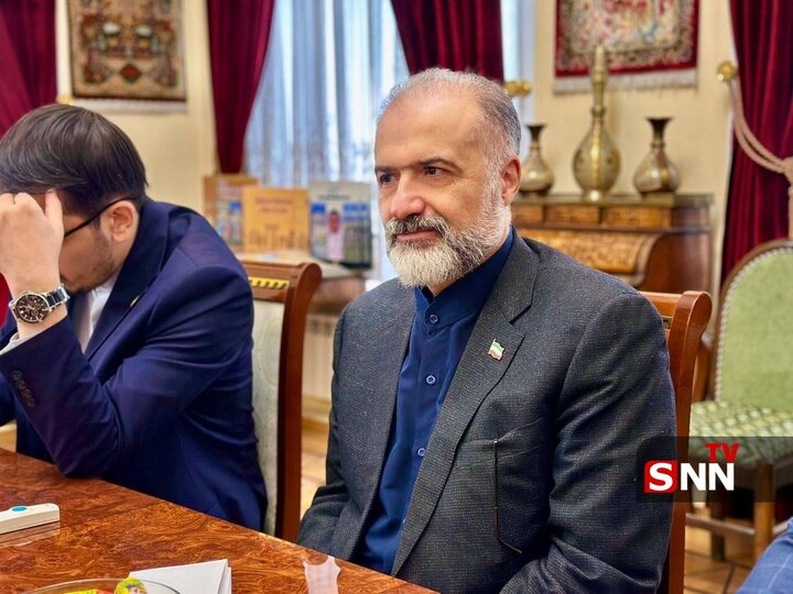 Rusya’da İran Büyükelçisine “direniş” kılıcı hediye edildi(+foto)