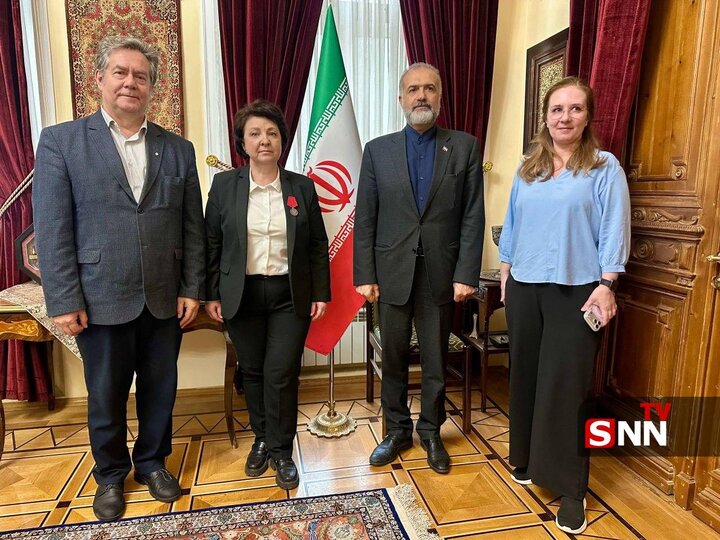 Rusya’da İran Büyükelçisine “direniş” kılıcı hediye edildi(+foto)