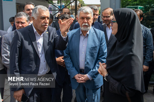 آیین بهره برداری از 10 دستگاه خودرو کتابخانه عمومی سیار