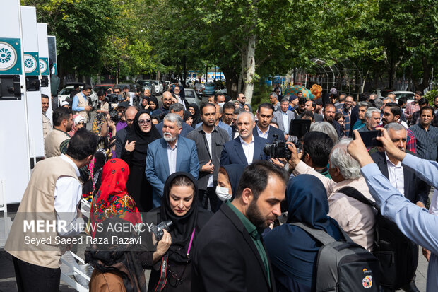 آیین بهره برداری از 10 دستگاه خودرو کتابخانه عمومی سیار