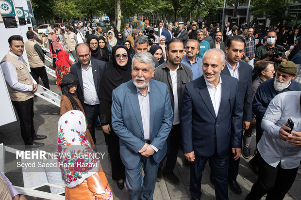 آیین بهره برداری از 10 دستگاه خودرو کتابخانه عمومی سیار