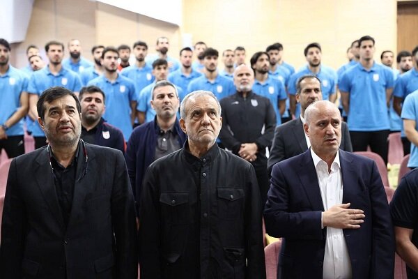 İran Milli Takımı'ndan Pezeşkiyan'a "12" numaralı forma hediyesi (+foto)