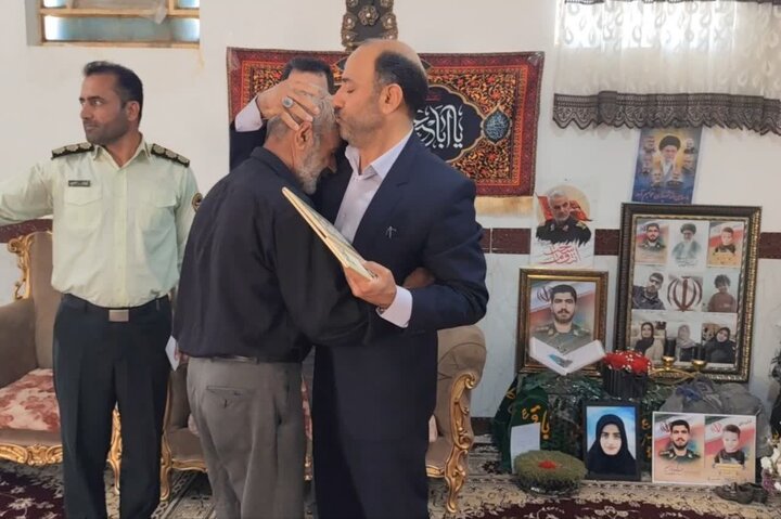 فرمانده انتظامی لرستان با خانواده شهدای جنگ رمضان دیدار کرد
