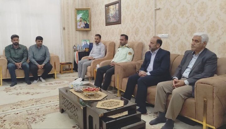 فرمانده انتظامی لرستان با خانواده شهدای جنگ رمضان دیدار کرد
