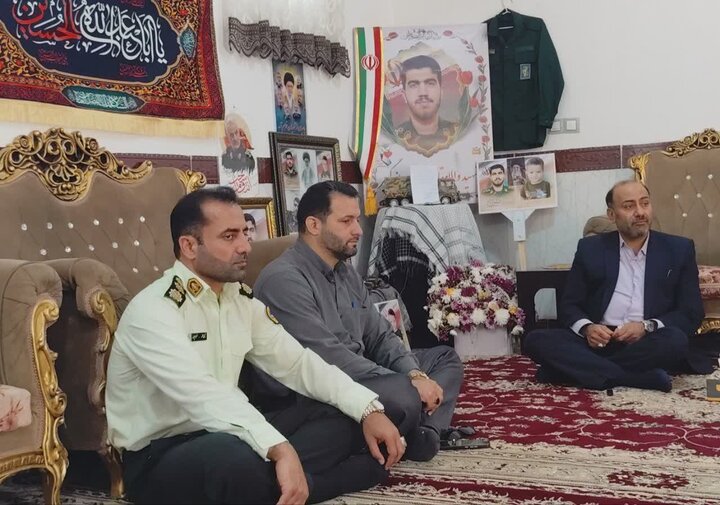 فرمانده انتظامی لرستان با خانواده شهدای جنگ رمضان دیدار کرد