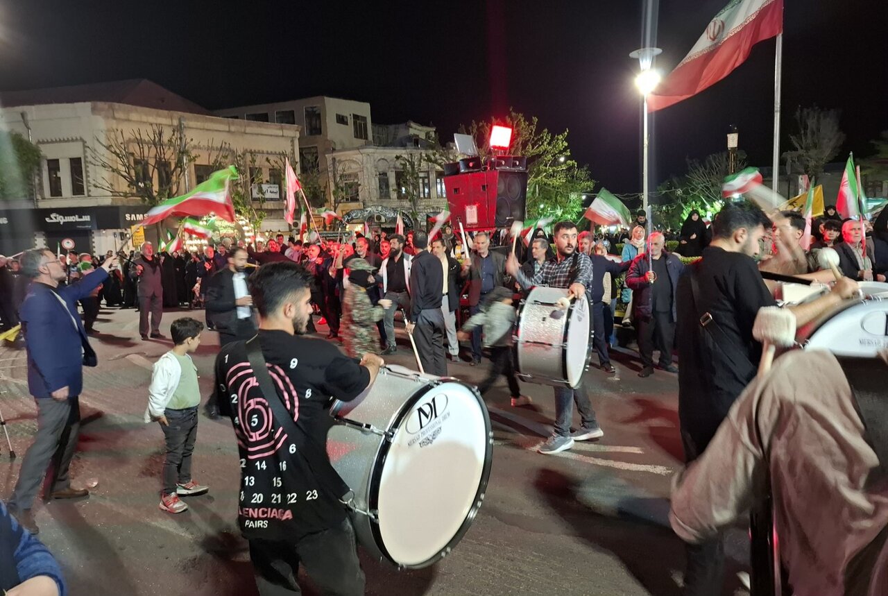 دسته‌های حسینی تبریز همچنان پای کار انقلاب ایستاده‌اند