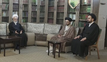 حضور آیت الله اعرافی در منزل وزیر اطلاعات شهید