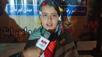 اجرای دکلمه به یاد رهبر شهید انقلاب‌ توسط دانش‌آموز بیجاری