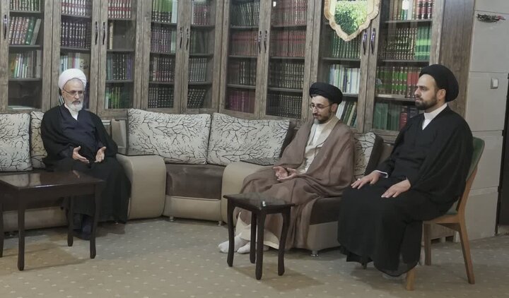 حضور آیت الله اعرافی در منزل وزیر اطلاعات شهید