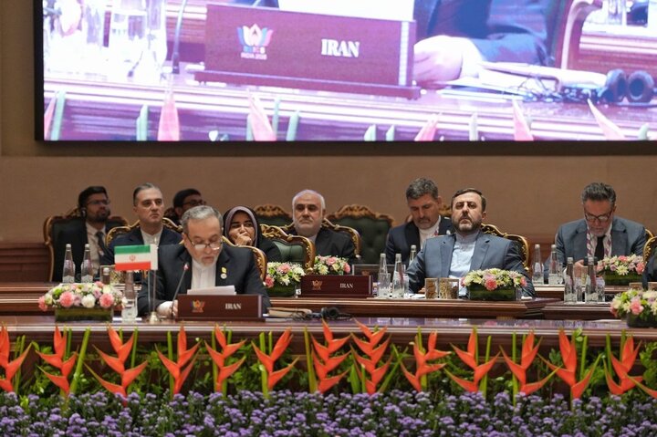Iranians to never bow to any pressure or threat: FM Araghchi