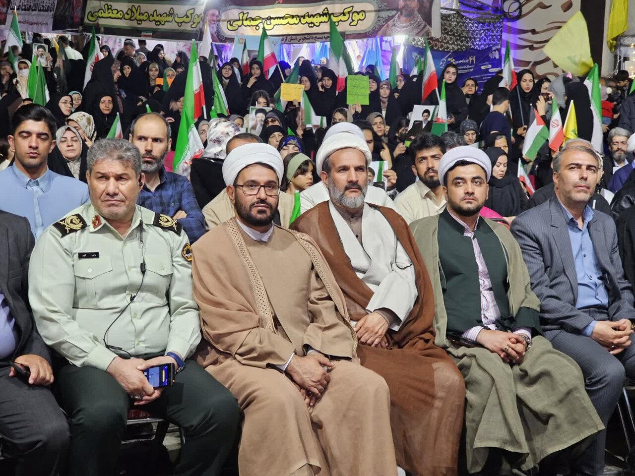 تجدید میثاق مردم سنندج با آرمان‌های انقلاب در تجمع شبانه