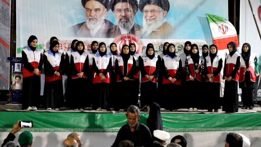 اجرای سرود اعضای هلال احمر در اجتماع مردمی شهر دیر