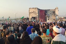 استقبال مردم میناب از نمایش خیابانی«وطن و تن» 